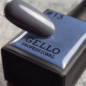 לק גל גלו GELLO מספר 13 צבע אפור כחול מגוון הצבעים של גלו נבחר בקפידה על ידי צוות ההדרכה הבינלאומי של חברת לילה מילאנו הגוונים סמיכים, ואטומים במיוחד ומגיעים עם מברשת שקופה ושטוחה במיוחד המאפשרת כניסה נוחה מתחת לקטיקולה ומריחה נוחה וצמודה לחלוטין לתוצאה מושלמת יש למרוח שכבות דקות