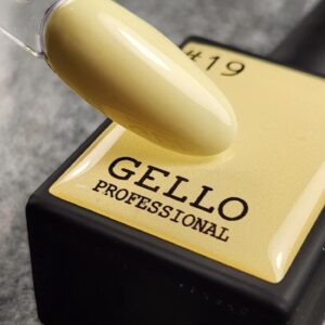 לק גל גלו GELLO מספר 19 צבע צהוב בננה מגוון הצבעים של גלו נבחר בקפידה על ידי צוות ההדרכה הבינלאומי של חברת לילה מילאנו הגוונים סמיכים, ואטומים במיוחד ומגיעים עם מברשת שקופה ושטוחה במיוחד המאפשרת כניסה נוחה מתחת לקטיקולה ומריחה נוחה וצמודה לחלוטין לתוצאה מושלמת יש למרוח שכבות דקות