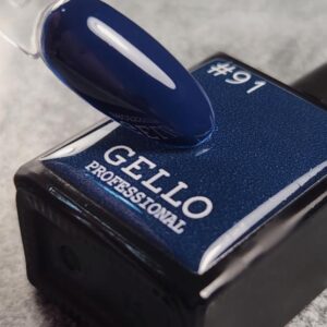 לק גל גלו GELLO מספר 91 צבע כחול מטאלי כהה מגוון הצבעים של גלו נבחר בקפידה על ידי צוות ההדרכה הבינלאומי של חברת לילה מילאנו הגוונים סמיכים, ואטומים במיוחד ומגיעים עם מברשת שקופה ושטוחה במיוחד המאפשרת כניסה נוחה מתחת לקטיקולה ומריחה נוחה וצמודה לחלוטין לתוצאה מושלמת יש למרוח שכבות דקות