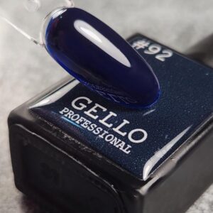 לק גל גלו GELLO מספר 92 צבע כחול כהה מגוון הצבעים של גלו נבחר בקפידה על ידי צוות ההדרכה הבינלאומי של חברת לילה מילאנו הגוונים סמיכים, ואטומים במיוחד ומגיעים עם מברשת שקופה ושטוחה במיוחד המאפשרת כניסה נוחה מתחת לקטיקולה ומריחה נוחה וצמודה לחלוטין לתוצאה מושלמת יש למרוח שכבות דקות